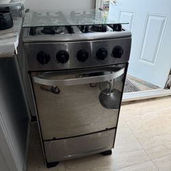 Gas Stove & Oven In Great Condition 