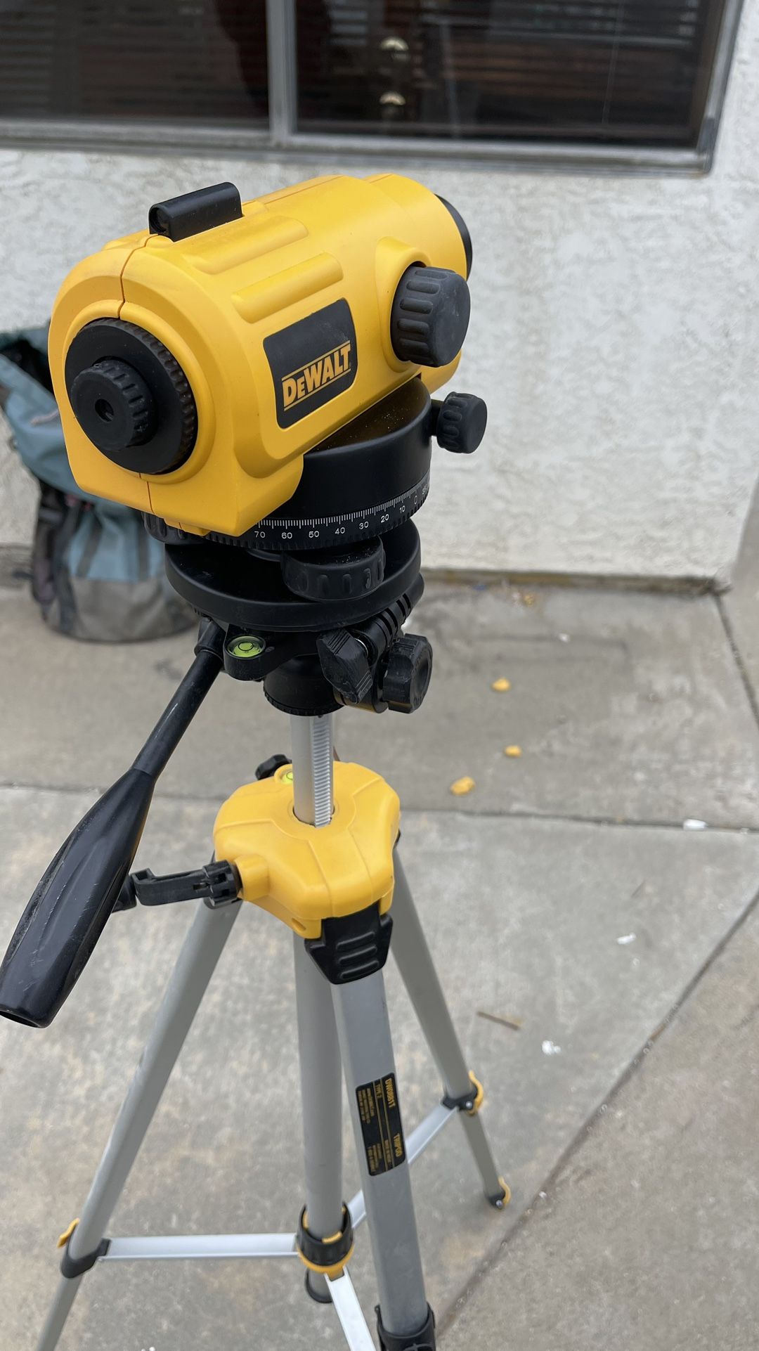 DeWalt Laser DW096PK 26x Auto Level Package 26X Magnification for a 300-feet range, w/DeWalt Tripod. New In Box, Never used