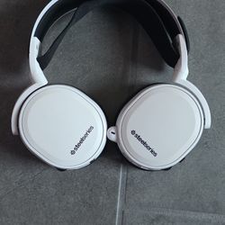 SteelSeries Arctis 7+ Wireless Gaming Headset Built in Mic
