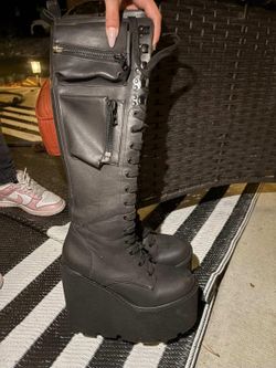 Obsidian Platform Boots Size 8M