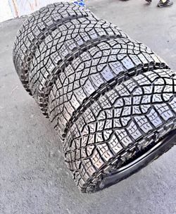 325/65R18 LT Goodyear All Terrain tires usadas en perfecta condición