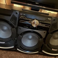 Pro studio stereo 10,000 W comes with the remote very loud you can have blocked parties parties. Could even use it in the club cookouts getting rid of