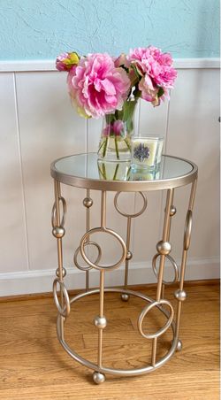 PRETTY SIDE TABLE