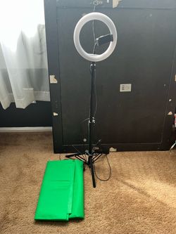 Ring Light on Tripod with Green Screen