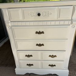 Shabby Sheek Dressor Vintage