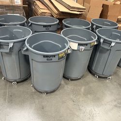 Rubbermaid Commercial Round Brute Container Plastic 32 gal Gray