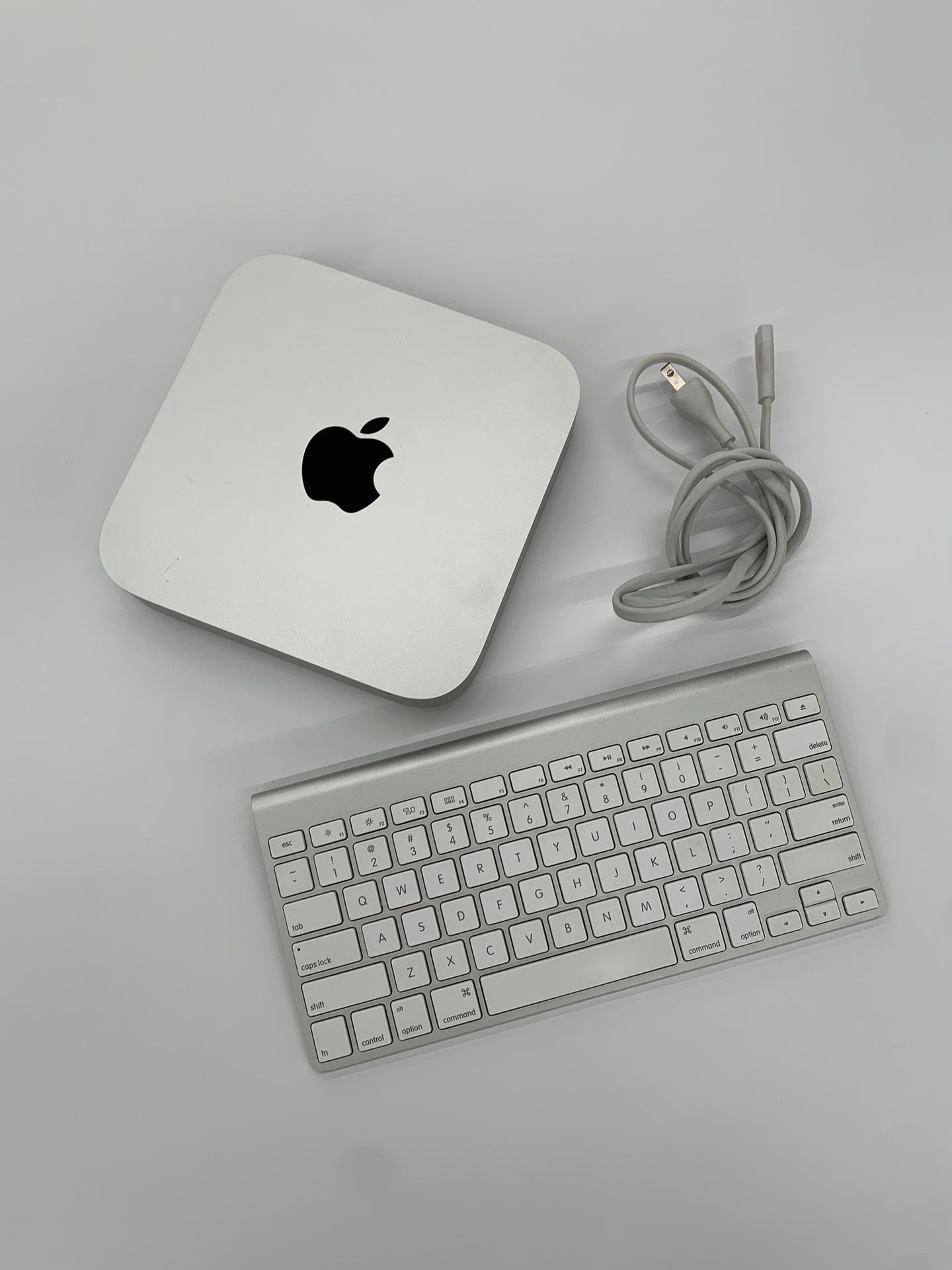 Mac Mini late 2014 2.6Ghz i5 8GB RAM 1TB HDD plus keyboard!