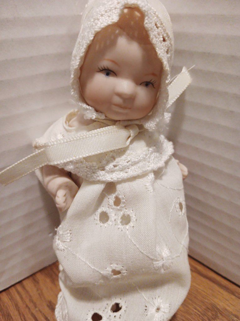 Miniature vintage Victorian Impex Porcelain baby doll. With bonnet and Bibed 7" Dress In great condition $35.