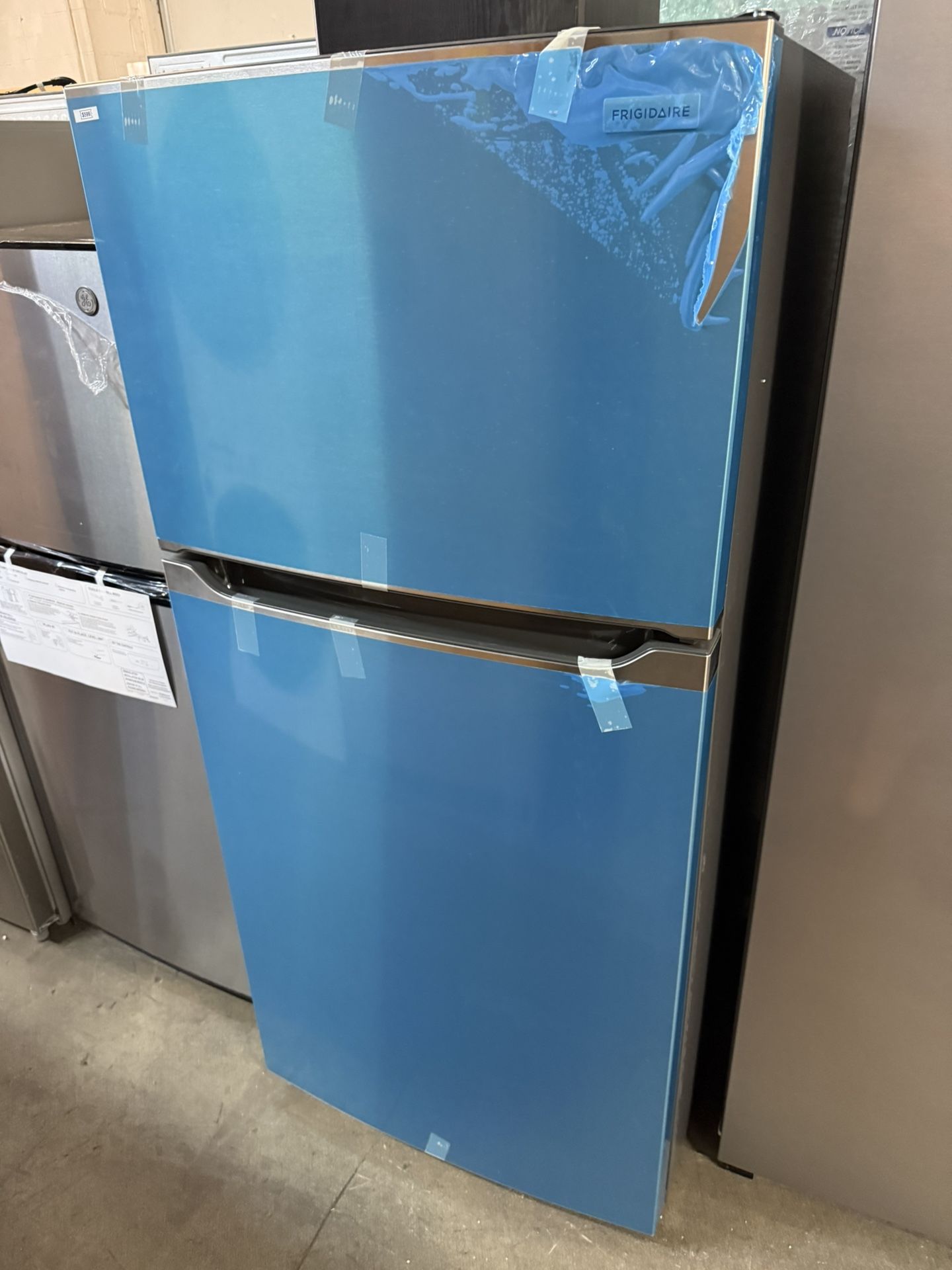 New Frigidaire - 20 Cu. Ft. Garage Ready Top Freezer Refrigerator