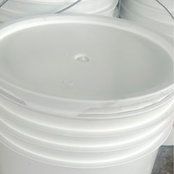 Cubetas 🪣 de 5 galones con tapadera completamente limpias $3 cada una