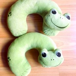 2 Kids' Neck Pillows