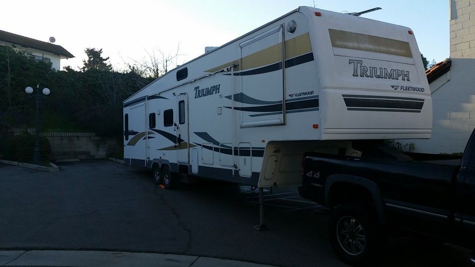 5th Wheel Trailer Fleetwood TRIUMPH