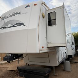Fifth Wheel Trailer 
