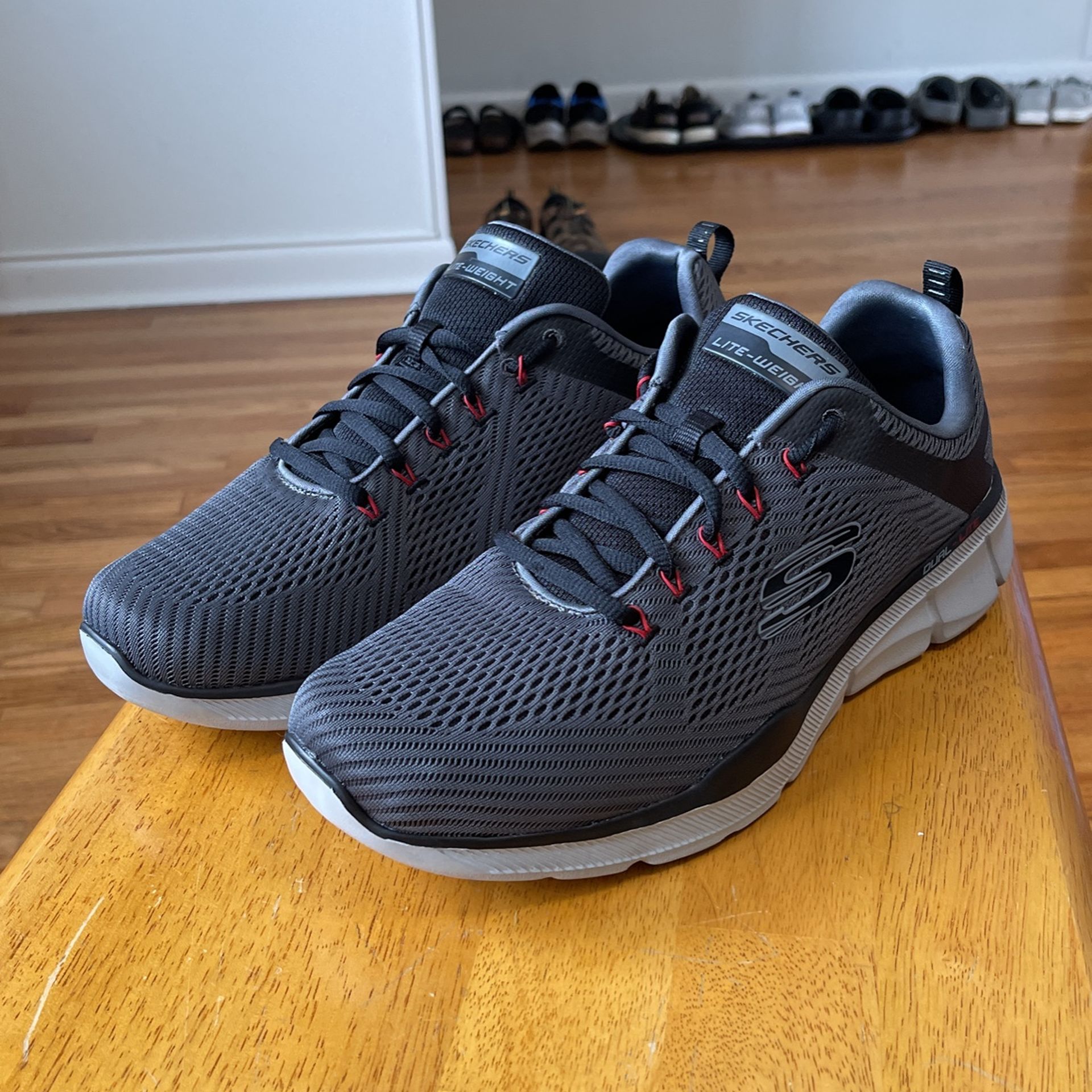 NEW SKECHERS LITE- WEIGHT RUNNING AND TRAINING SHOES size 11 Men