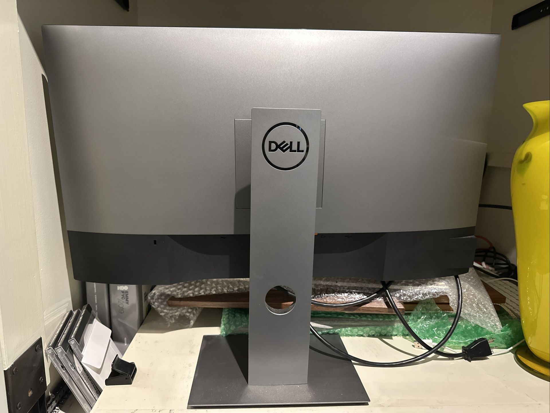DELL UltraSharp U2722D 27" 2560 x 1440 Widescreen LCD Monitor