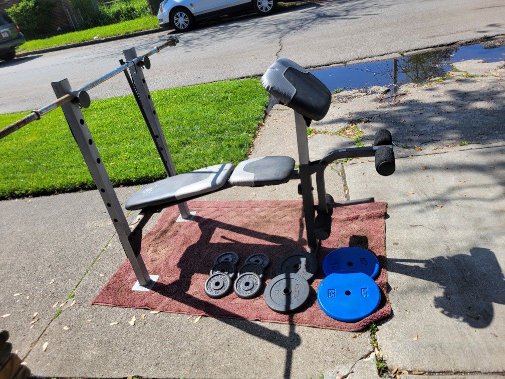 GOLDS GYM WEIGHT BENCH WITH LEG EXTENSION AND PREACHER PAD 1"HOLE  100LBs. 
2-25s  6-5s   2-10s. AND  6' BAR 
7111.S WESTERN WALGREENS 
$150. CASH ONL