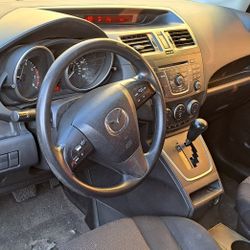 Mazda 5. 2012