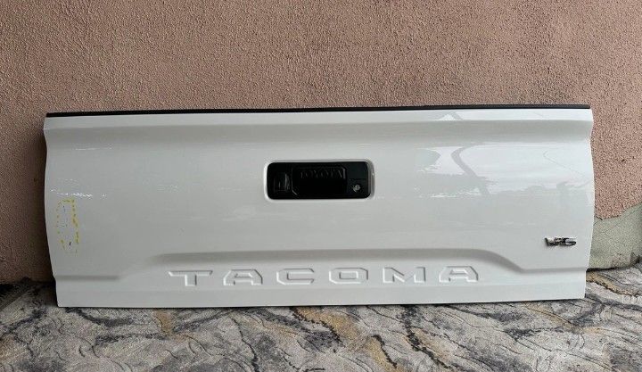 2016 - 2023 TOYOTA TACOMA COMPLETE REAR TAILGATE WHITE
