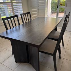 LIKE NEW Dining table & 4 chairs - 2 months old