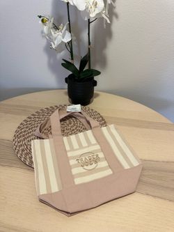 Viral Trader Joe’s totes
