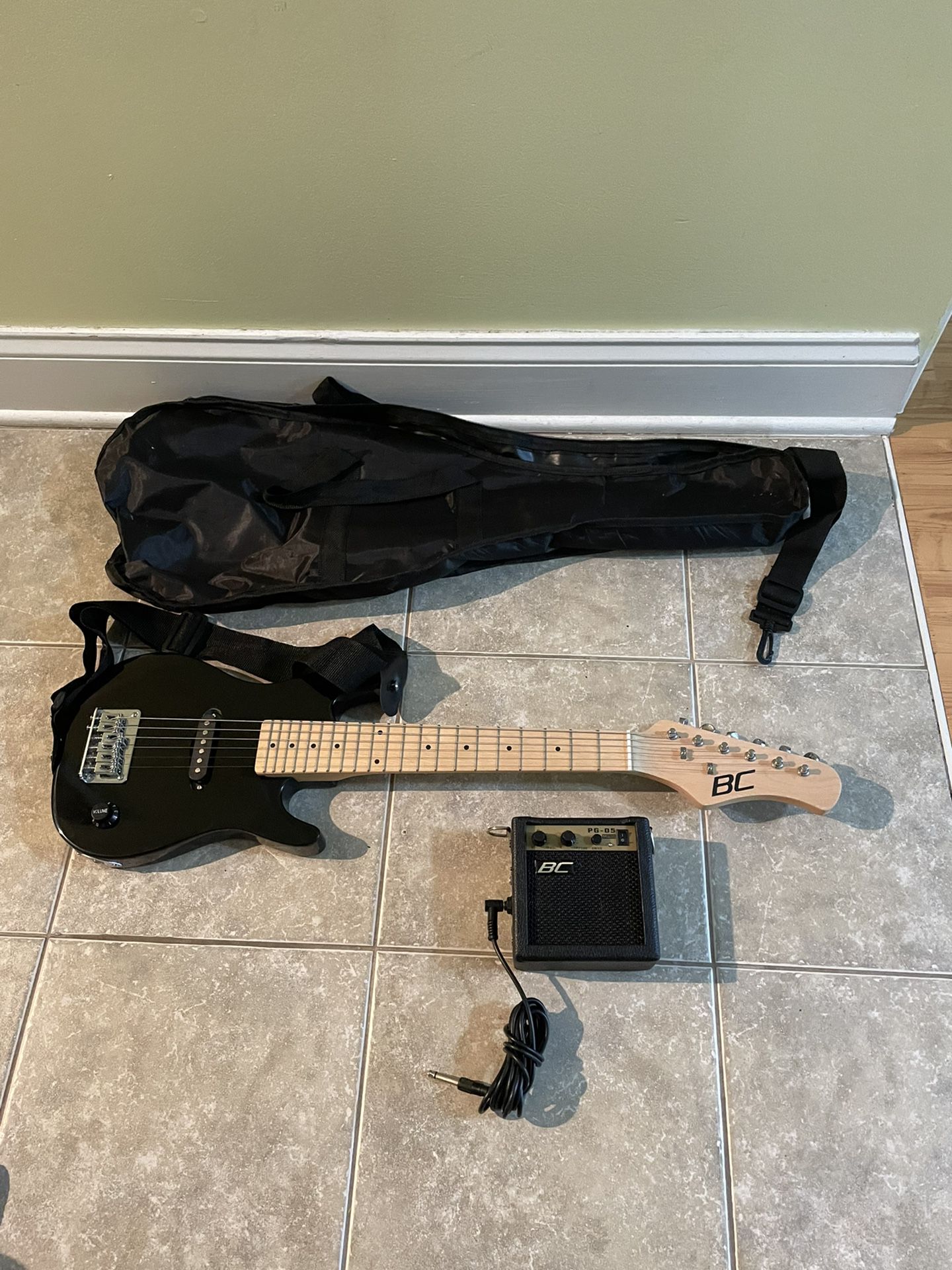 30” Kids Electric Guitar Plus Amp And Case In GOOD Condition!