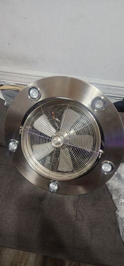 Ceiling fan with remote