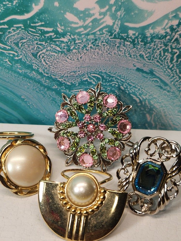 #2202, ART DECO 1950's LOT FAUX PEARLS AND CRYSTAL, 2 CLIPS AND 2 BROOCHES.
