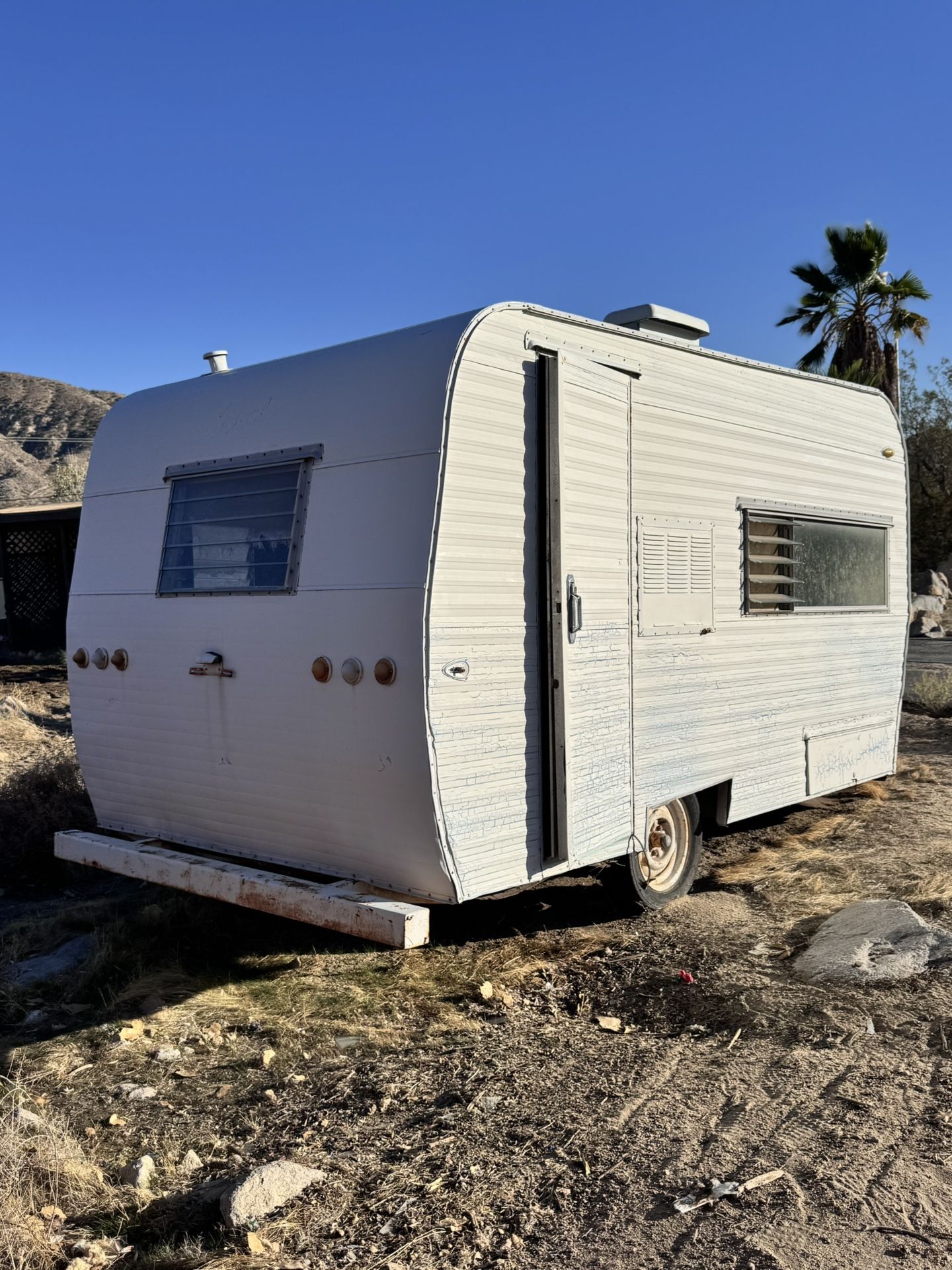 Camper Shasta Style - Great Rehab Project - También Hablo Español