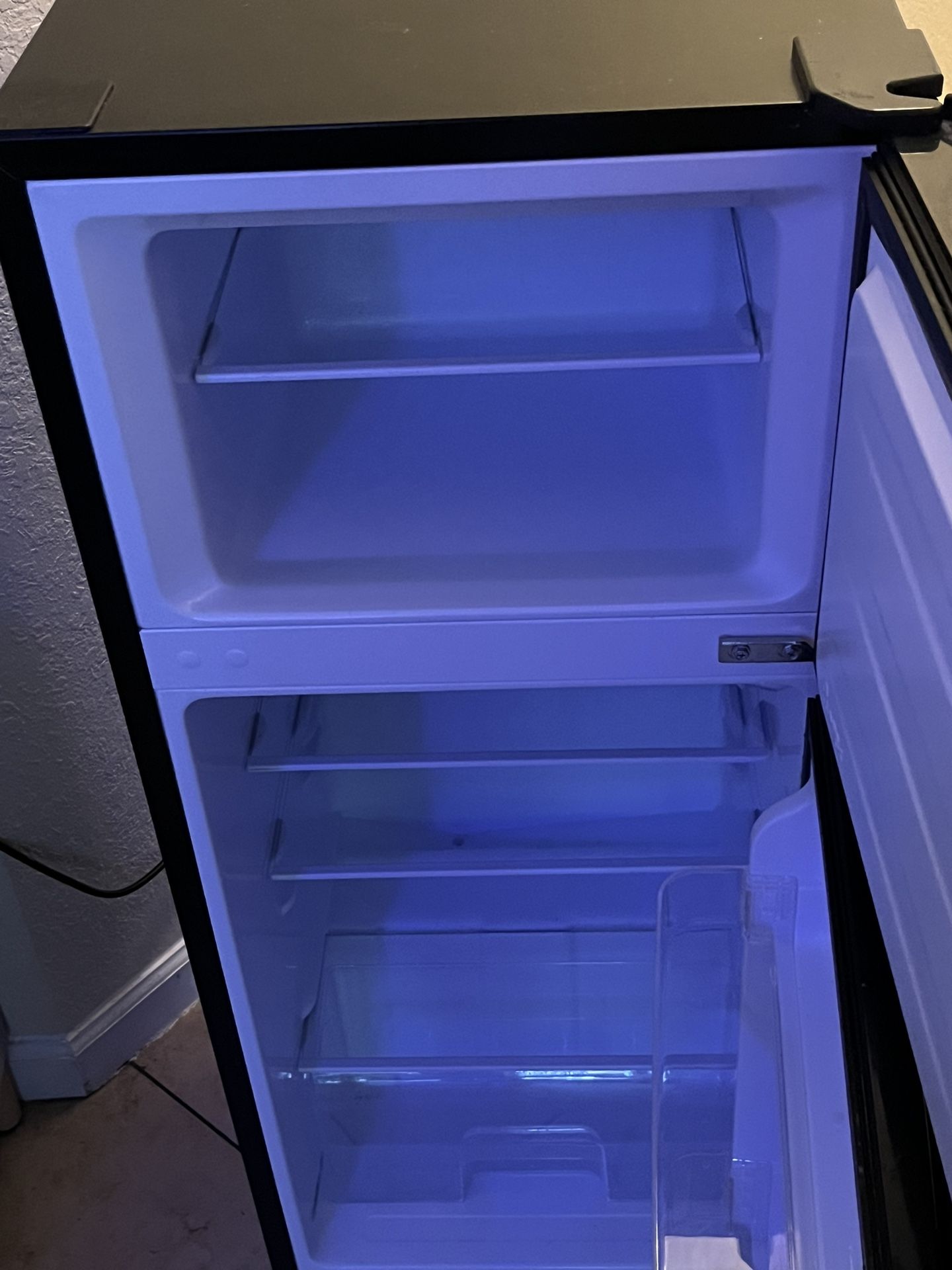 NICE FRIDGEMASTER FRIDGE/FREEZER for Sale in Riviera Beach, FL OfferUp