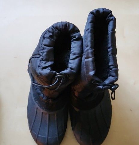 Winter Boots size 8 Adult Black with velcro strap. Preowned in good condition.