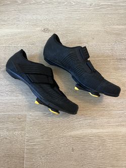 Road cycling shoes with cleats/ Fizik Men’s Vento Powerstrap Road Cycling Shoes with FREE Shimano Cleats in time for the Holiday