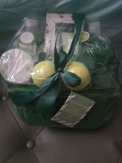 Brand NEW 10 piece bath set