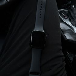 44mm Apple Watch SE with dark blue s/m wristband