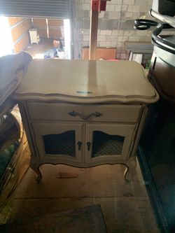 Broyhill Maison De Ville side end cabinet table