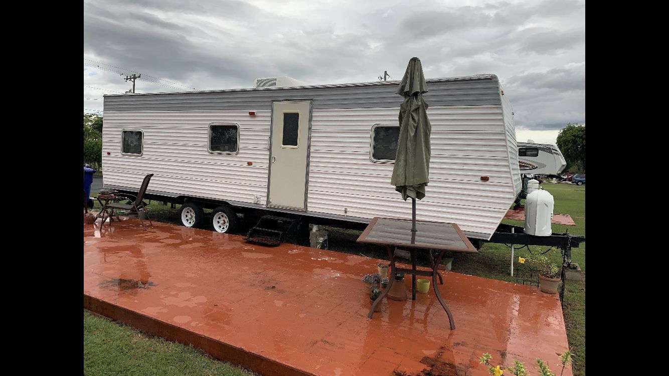 RV trailer 32 ft 2006 in good condition