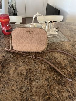 A Small Purse Michael Kors Used Excellent Condition Very Clean