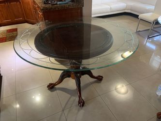 Dining Table. Mesa de comedor. comes with 4 dining chairs. viene con 4 sillas de comedor.