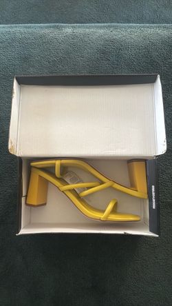 Yellow heels Size 8 (Fits Small more like Size 7 )