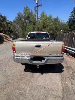 Toyota Tundra V8 4WD Pickup Truck