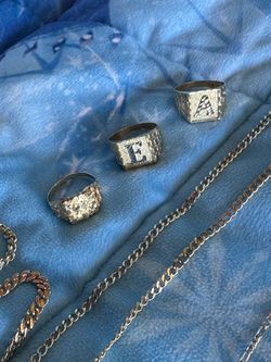 Se venden anillos con las Iniciales A , E y un Nuggets
