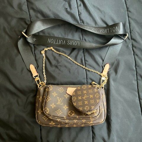 Louis Vuitton Clutch With Chain for Sale in Modesto, CA - OfferUp