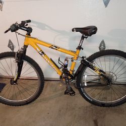 Schwinn Rocket 88 Stage 2 Mountain Bike 