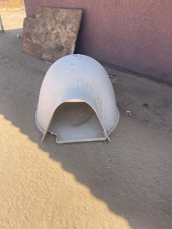 Small Igloo Dog House 