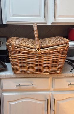 Stunning large capacity picnic basket