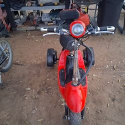 CARRITO 3 RUEDAS NESESITA NUEVO CARGADOR 