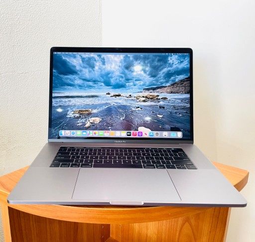 Apple MacBook Pro 15” 2017 TouchBar i7 16GB 500GB Radeon Pro 560