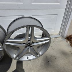 20-in Staggered AMG Wheels