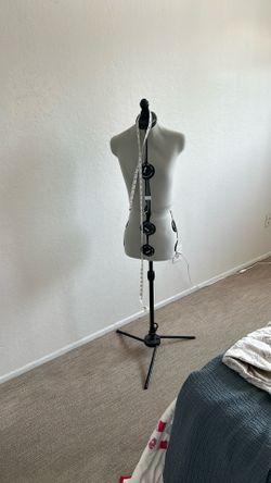 Women’s adjustable dressmakers form