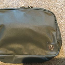 Lululemon Everywhere Belt Bag Green 2L, Bay Leaf Color, Green Lululemon