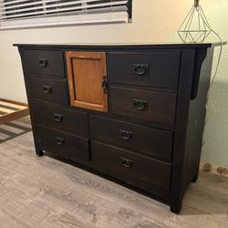 $165 Solid Wood Dresser Smooth Drawers! Perfect 